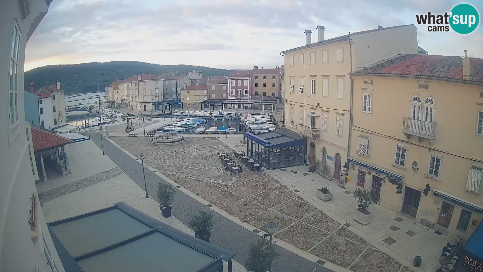 LIVE cam Cres Stadt – Hauptplatz und “mandrač” – Cres Insel – Kroatien