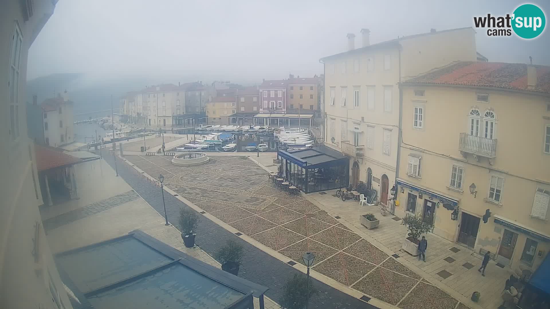 Cámara en vivo ciudad de Cres – plaza principal y “mandrač” – isla de Cres – Croacia