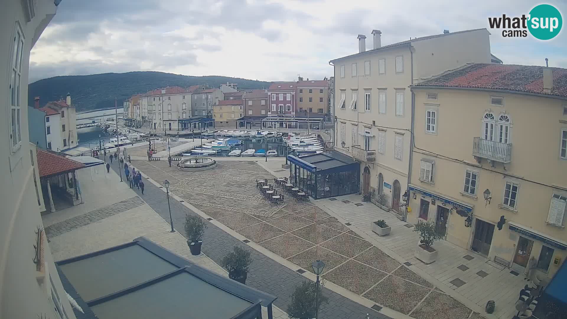 Web kamera Grad Cres – glavni trg i “mandrač” – otok Cres