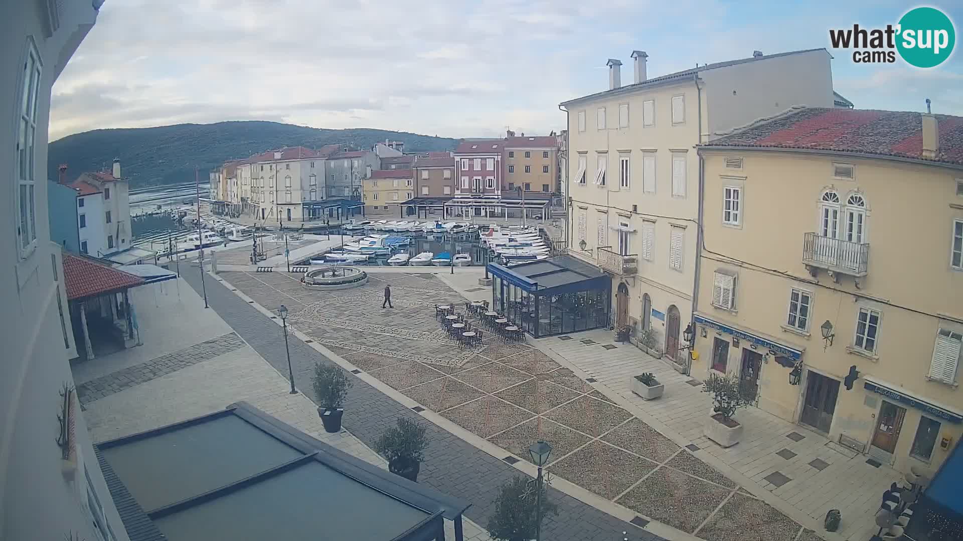 LIVE cam Cres city – place principale et “mandrač” – île de Cres – Croatie