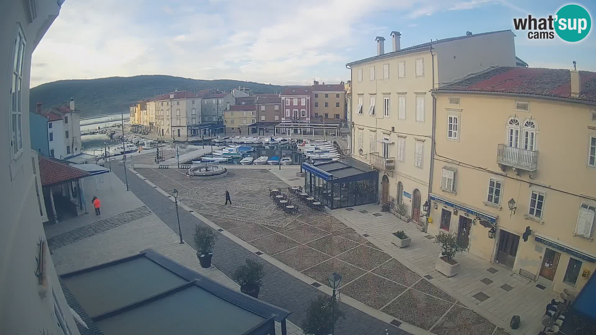 LIVE cam Cres città – piazza principale e “mandrač” – isola di Cherso – Croazia