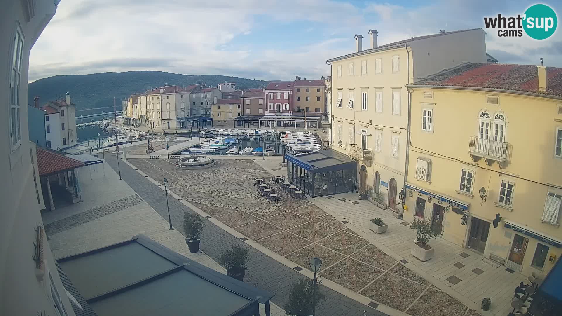 V ŽIVO spletna kamera Cres mesto – glavni trg in “mandrač” – otok Cres – Hrvaška