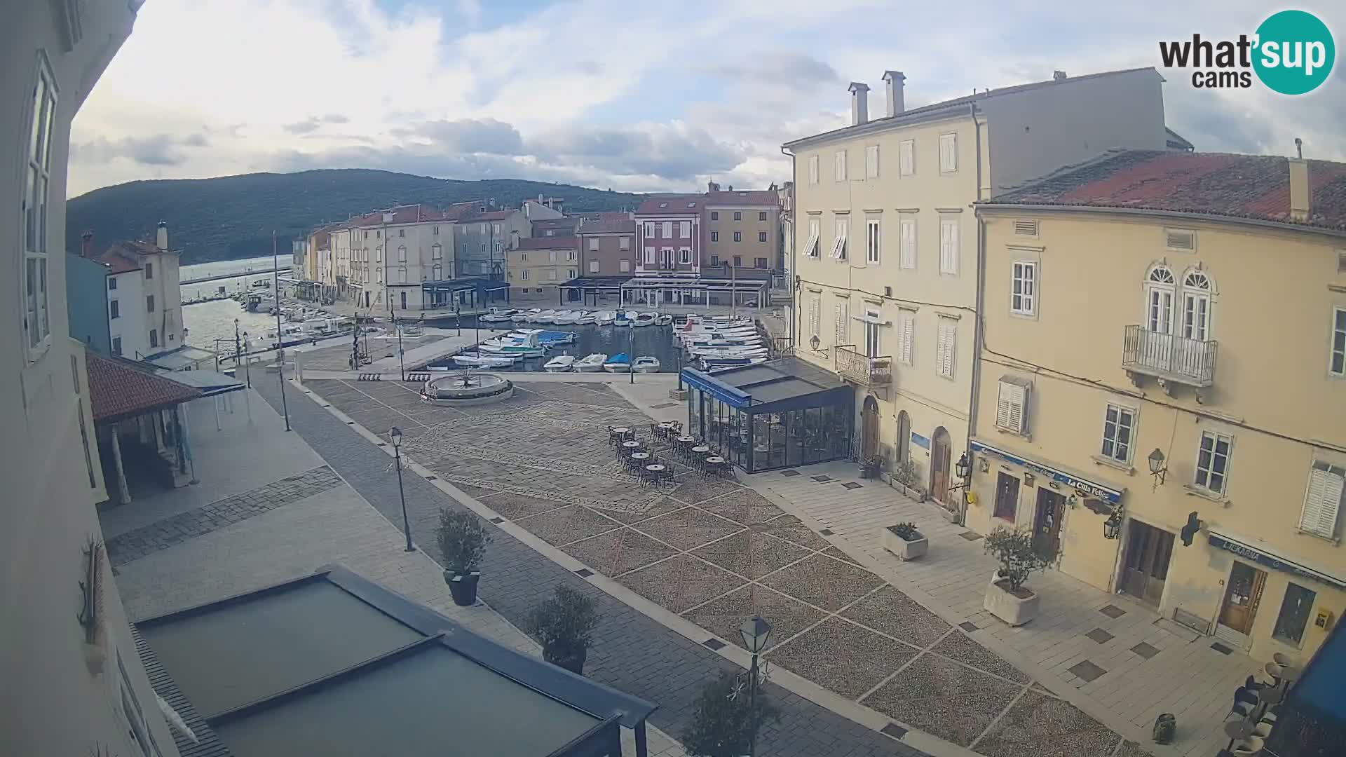 V ŽIVO spletna kamera Cres mesto – glavni trg in “mandrač” – otok Cres – Hrvaška