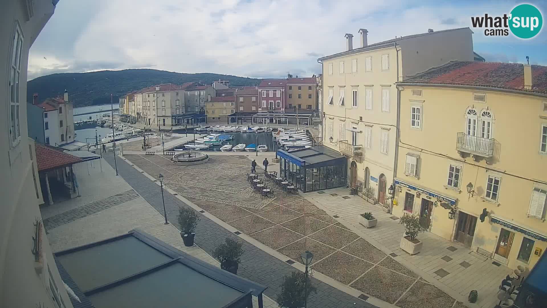 Web kamera Grad Cres – glavni trg i “mandrač” – otok Cres