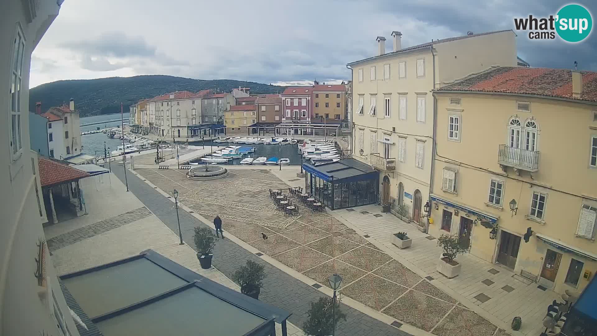 LIVE cam Cres city – place principale et “mandrač” – île de Cres – Croatie