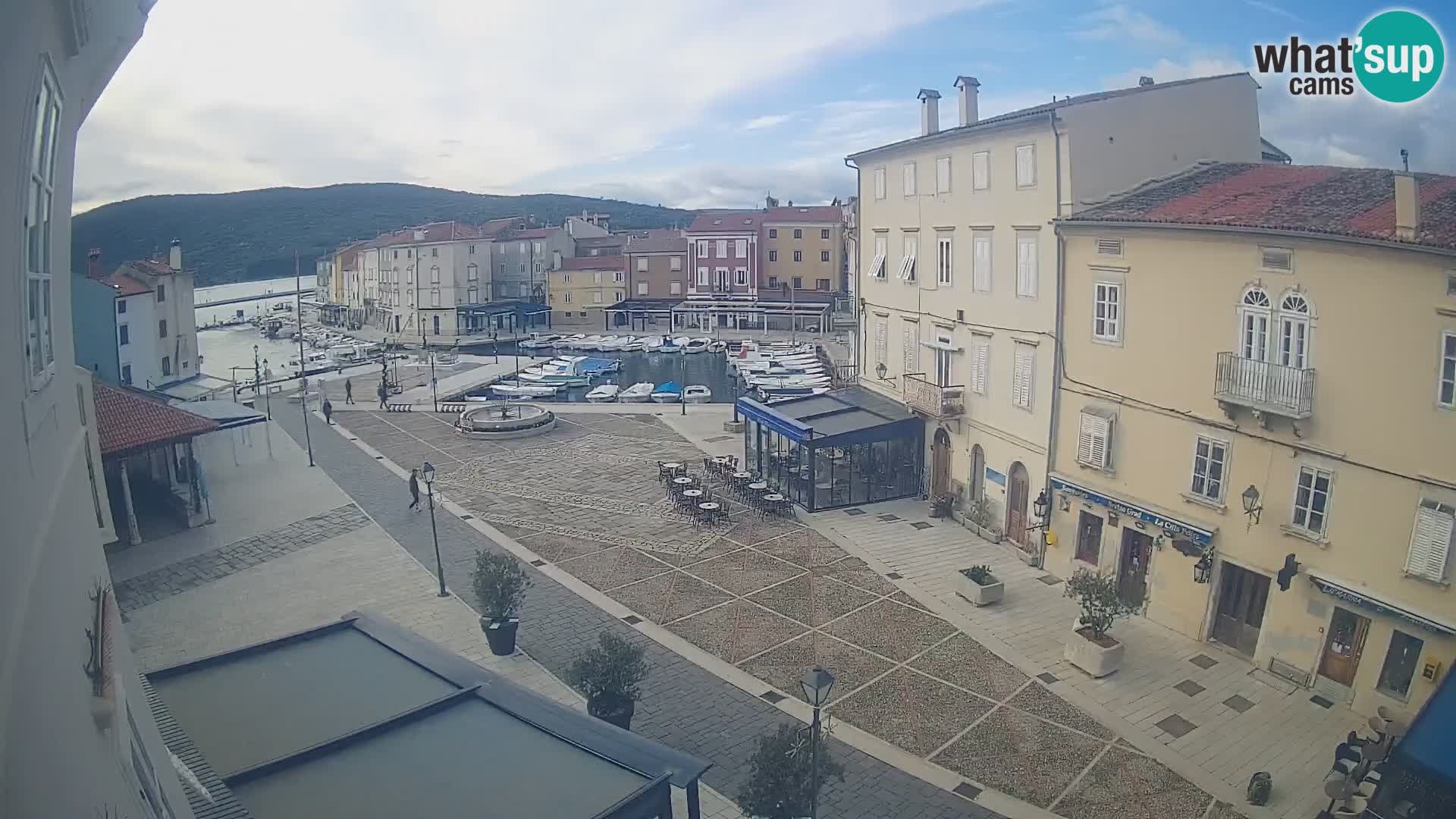 V ŽIVO spletna kamera Cres mesto – glavni trg in “mandrač” – otok Cres – Hrvaška