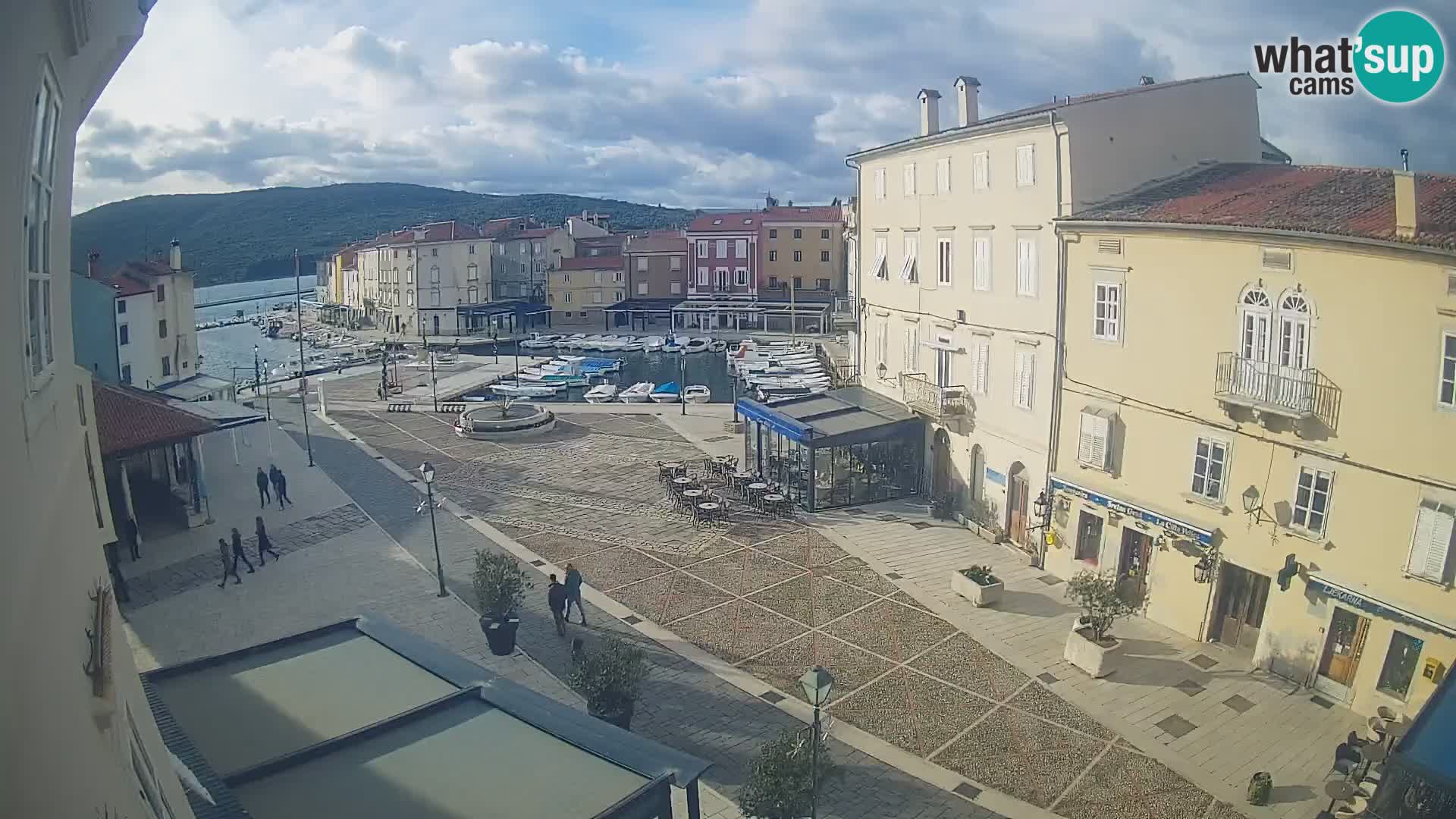 Web kamera Grad Cres – glavni trg i “mandrač” – otok Cres