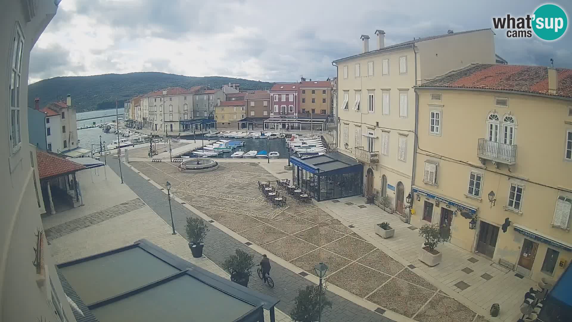 LIVE cam Cres Stadt – Hauptplatz und “mandrač” – Cres Insel – Kroatien