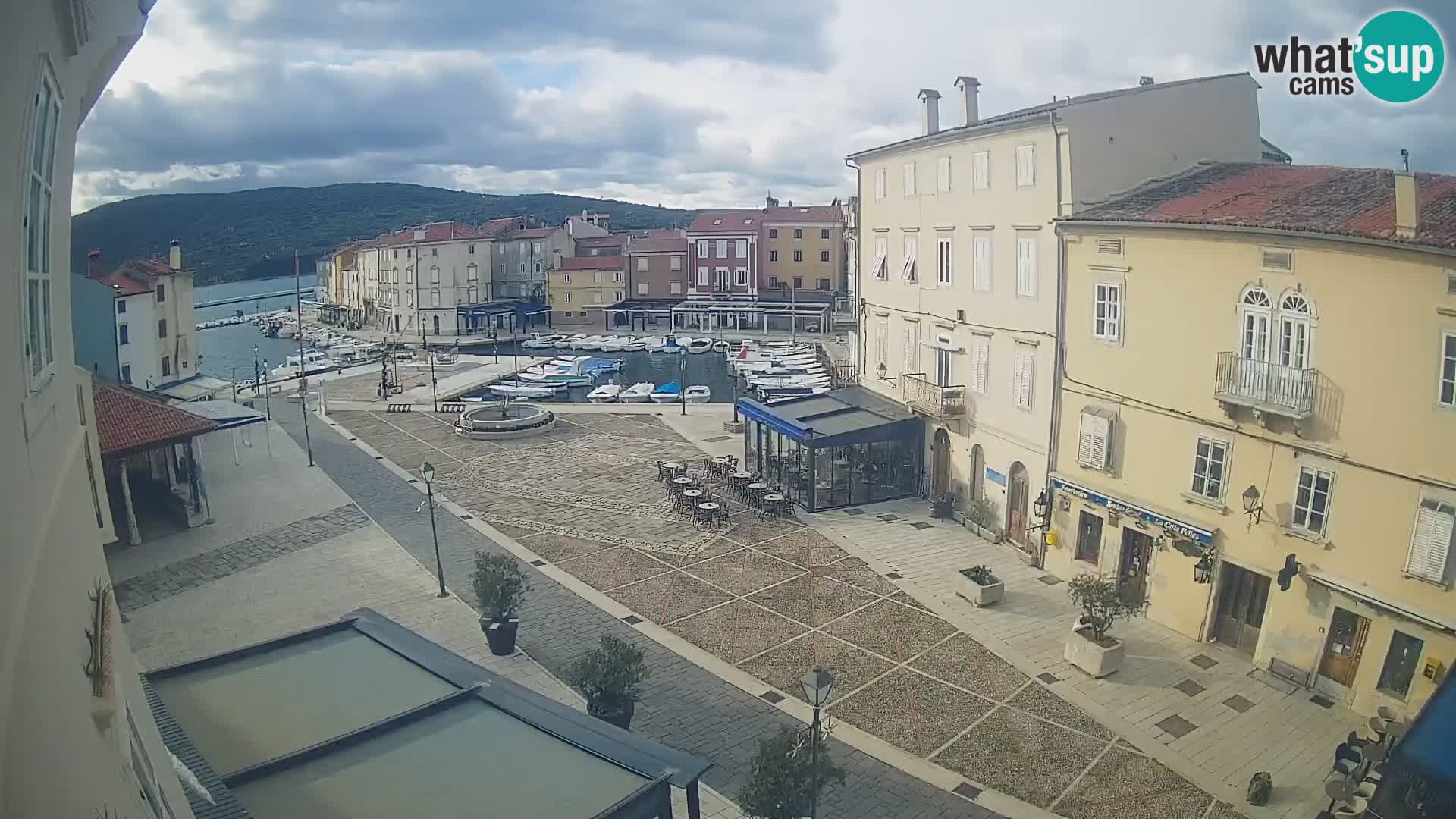 LIVE cam Cres città – piazza principale e “mandrač” – isola di Cherso – Croazia