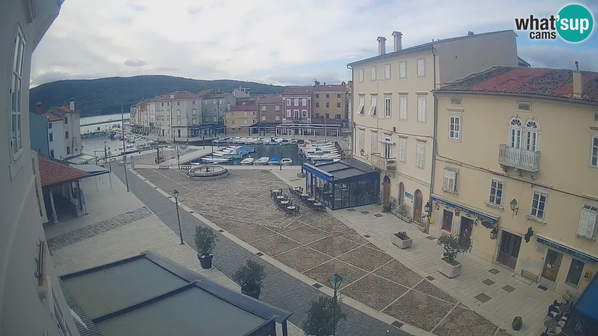 LIVE cam Cres Stadt – Hauptplatz und “mandrač” – Cres Insel – Kroatien