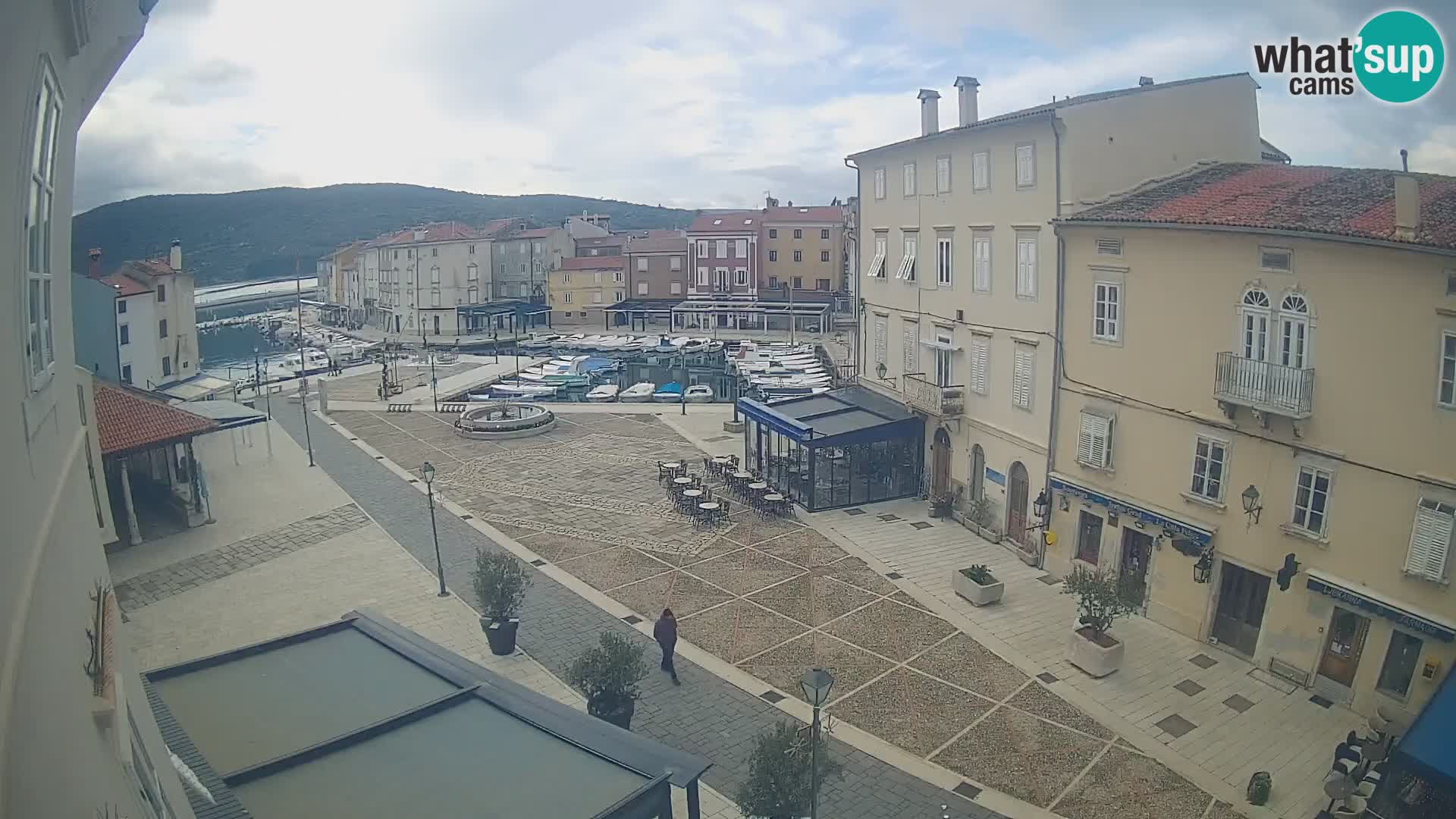 Web kamera Grad Cres – glavni trg i “mandrač” – otok Cres