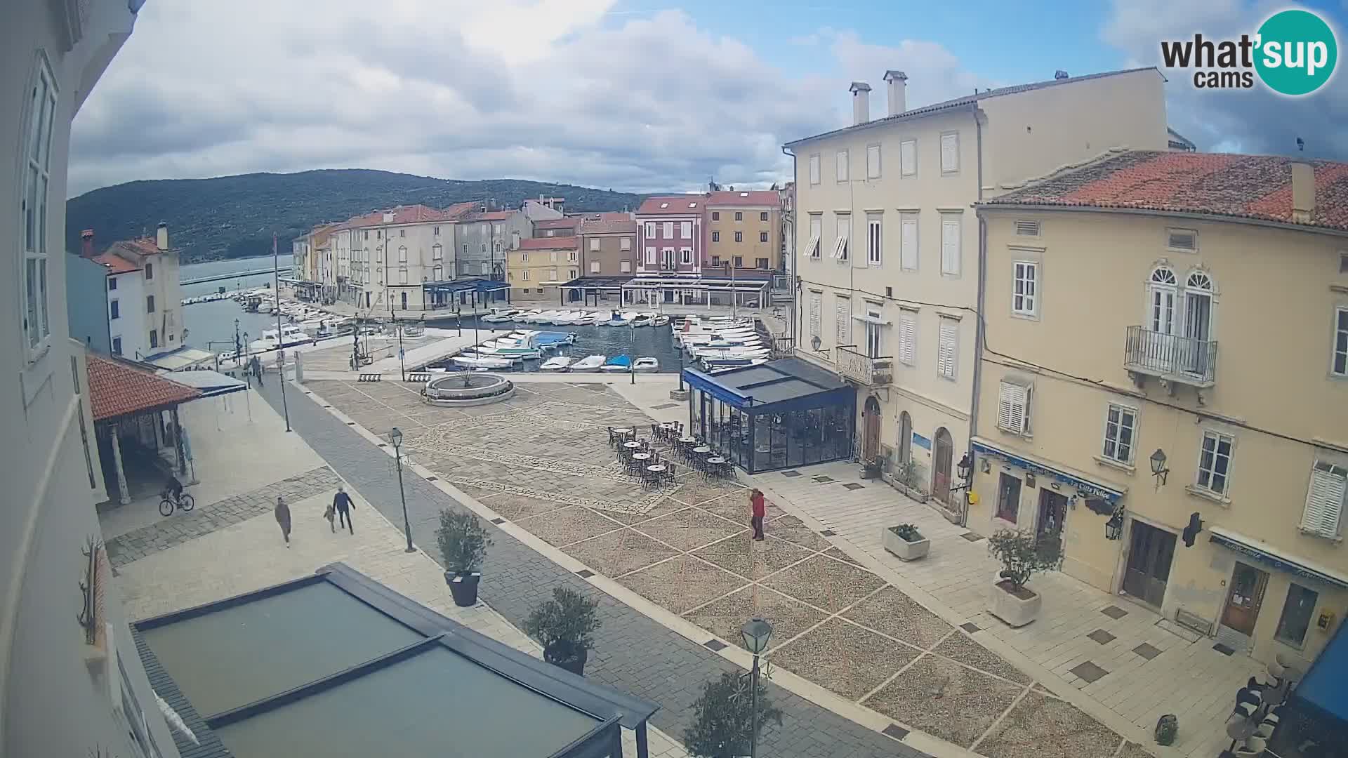 V ŽIVO spletna kamera Cres mesto – glavni trg in “mandrač” – otok Cres – Hrvaška