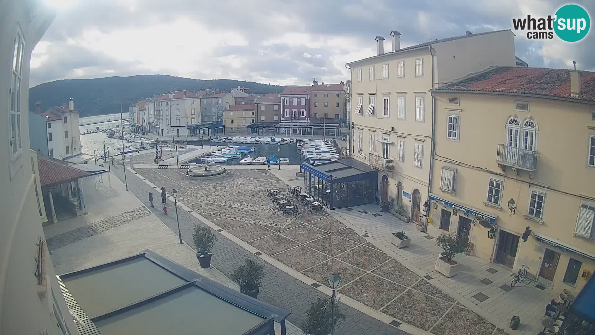 Kamera v ŽIVO Cres mesto – glavni trg in “mandrač” – otok Cres – Hrvaška