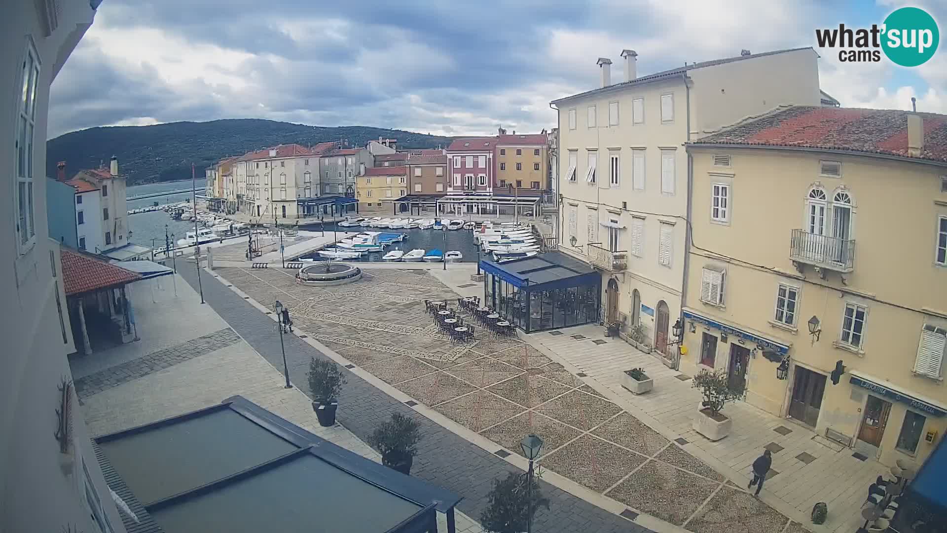 V ŽIVO spletna kamera Cres mesto – glavni trg in “mandrač” – otok Cres – Hrvaška