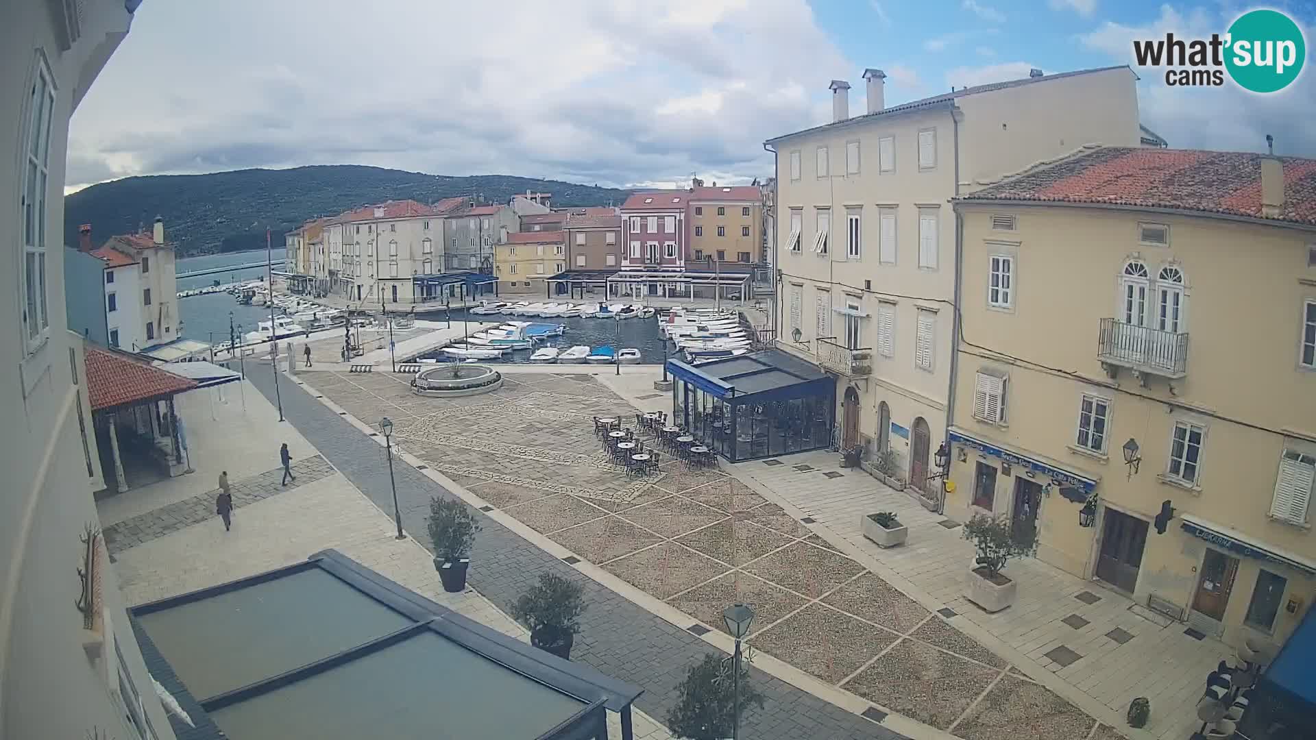 Cámara en vivo ciudad de Cres – plaza principal y “mandrač” – isla de Cres – Croacia