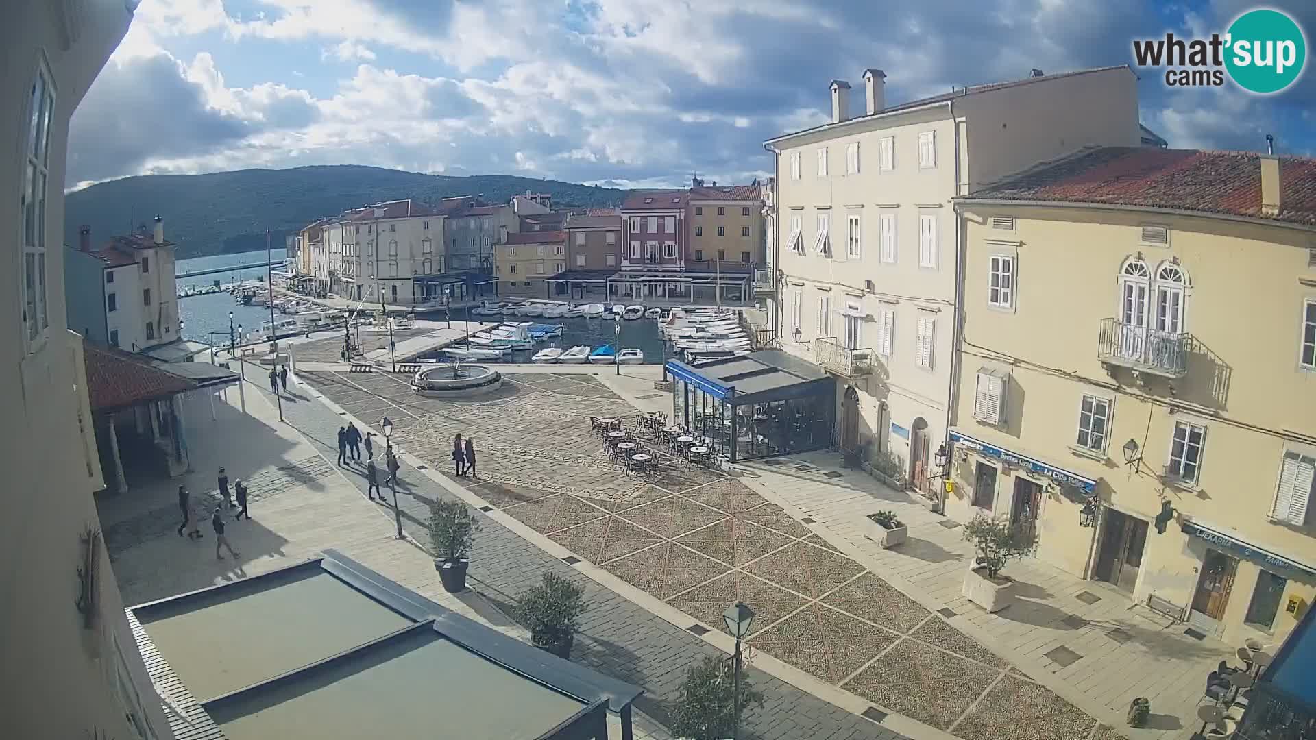 Web kamera Grad Cres – glavni trg i “mandrač” – otok Cres