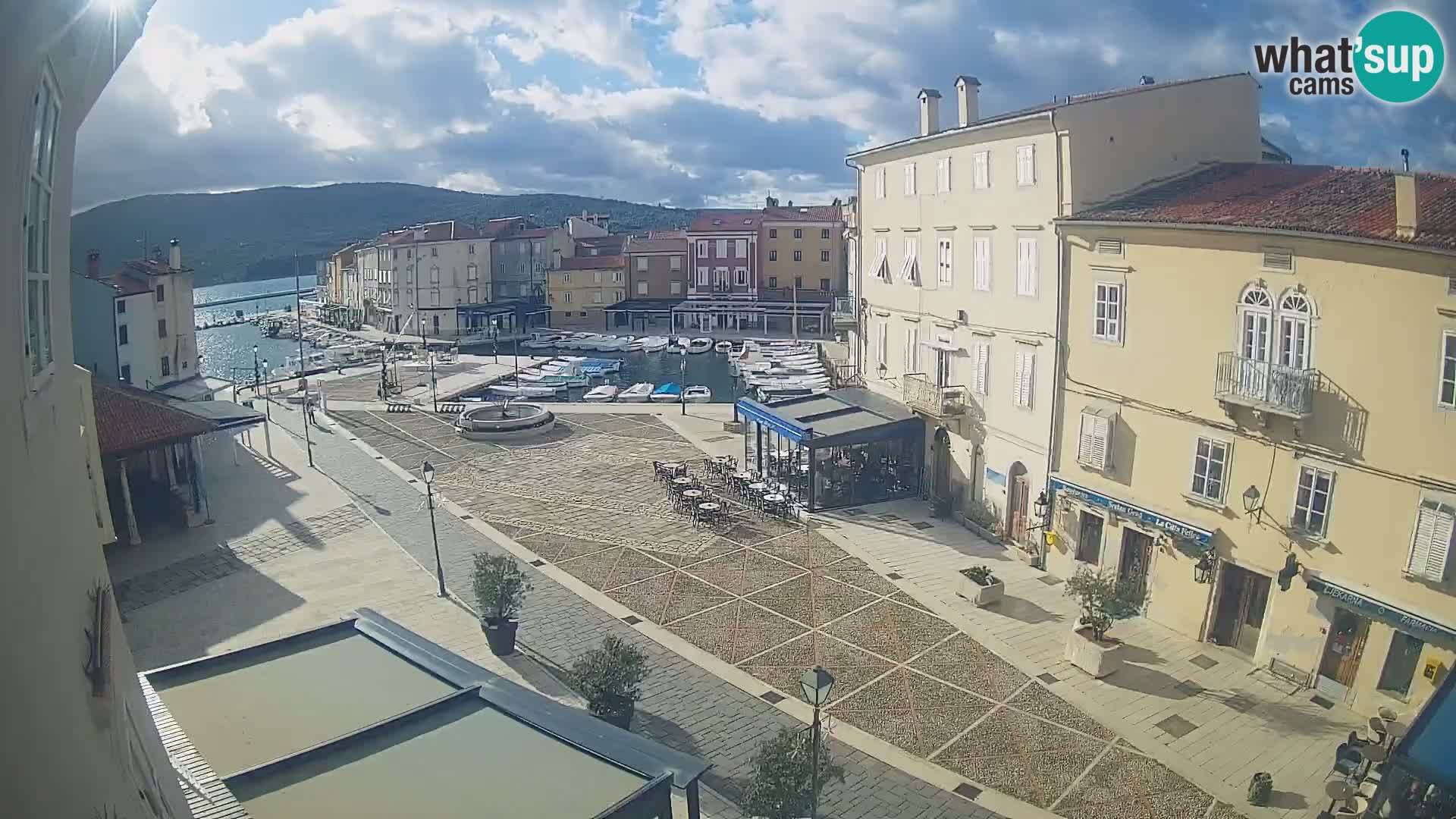 Kamera v ŽIVO Cres mesto – glavni trg in “mandrač” – otok Cres – Hrvaška