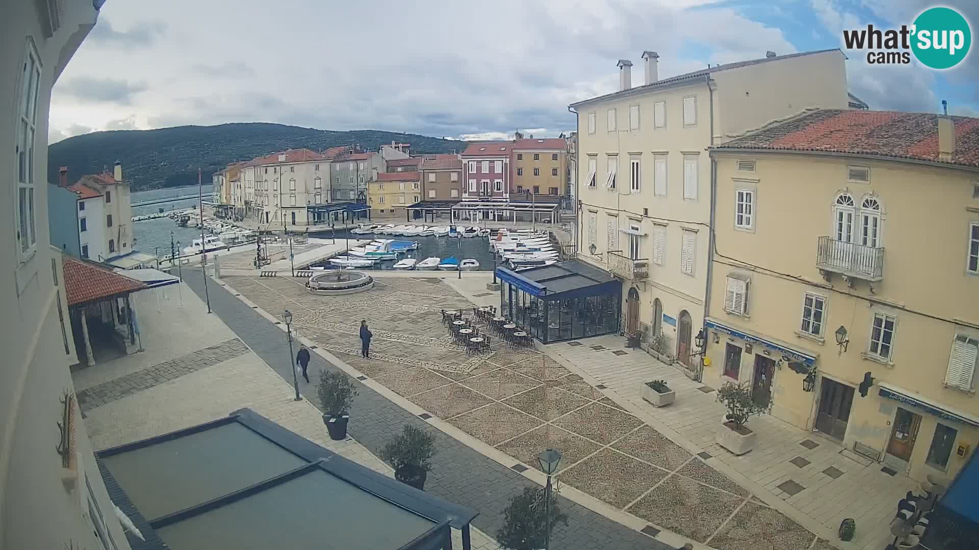 V ŽIVO spletna kamera Cres mesto – glavni trg in “mandrač” – otok Cres – Hrvaška