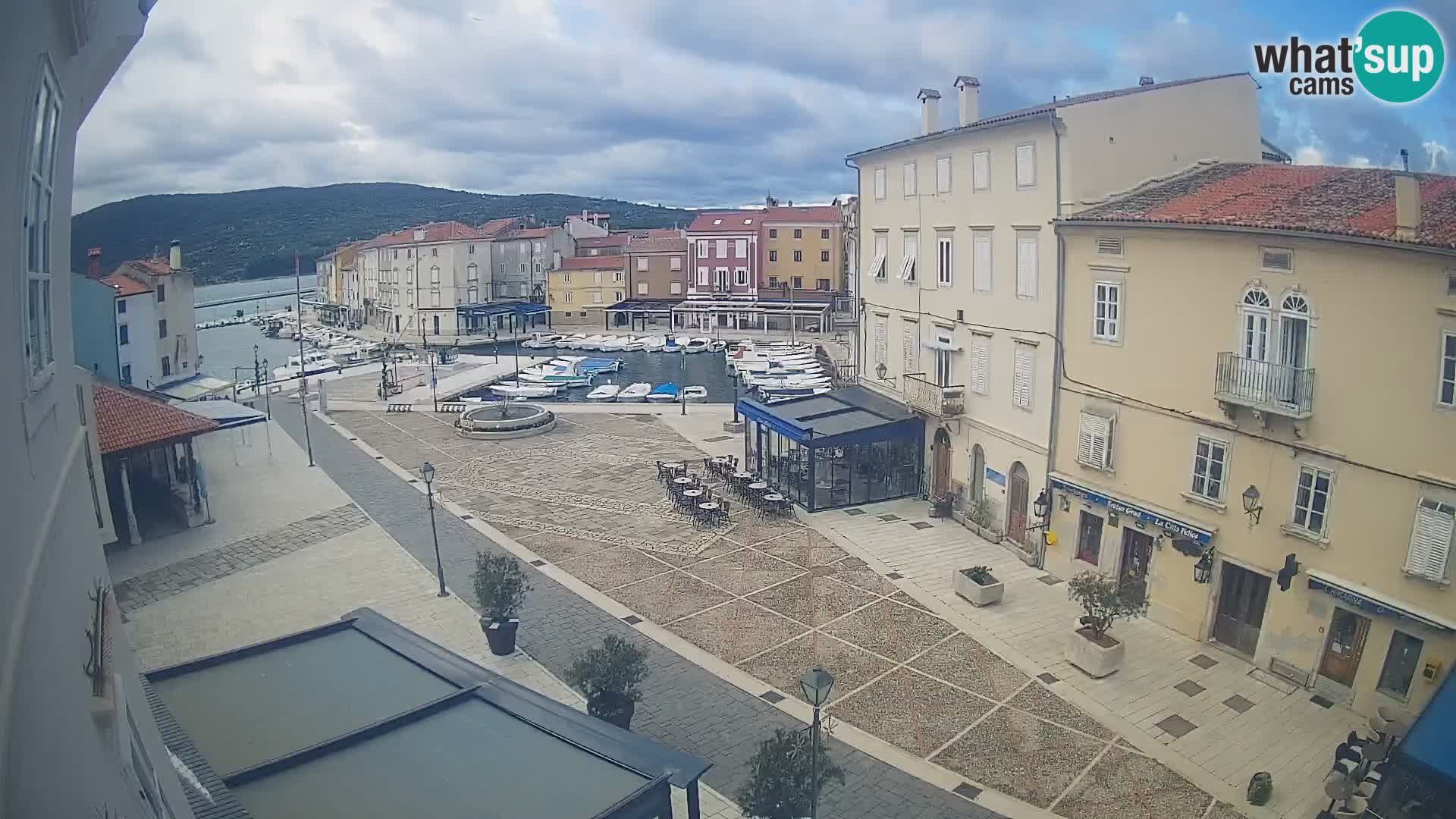 Web kamera Grad Cres – glavni trg i “mandrač” – otok Cres