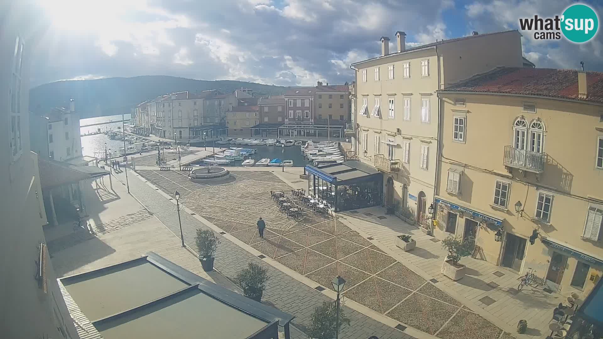 V ŽIVO spletna kamera Cres mesto – glavni trg in “mandrač” – otok Cres – Hrvaška