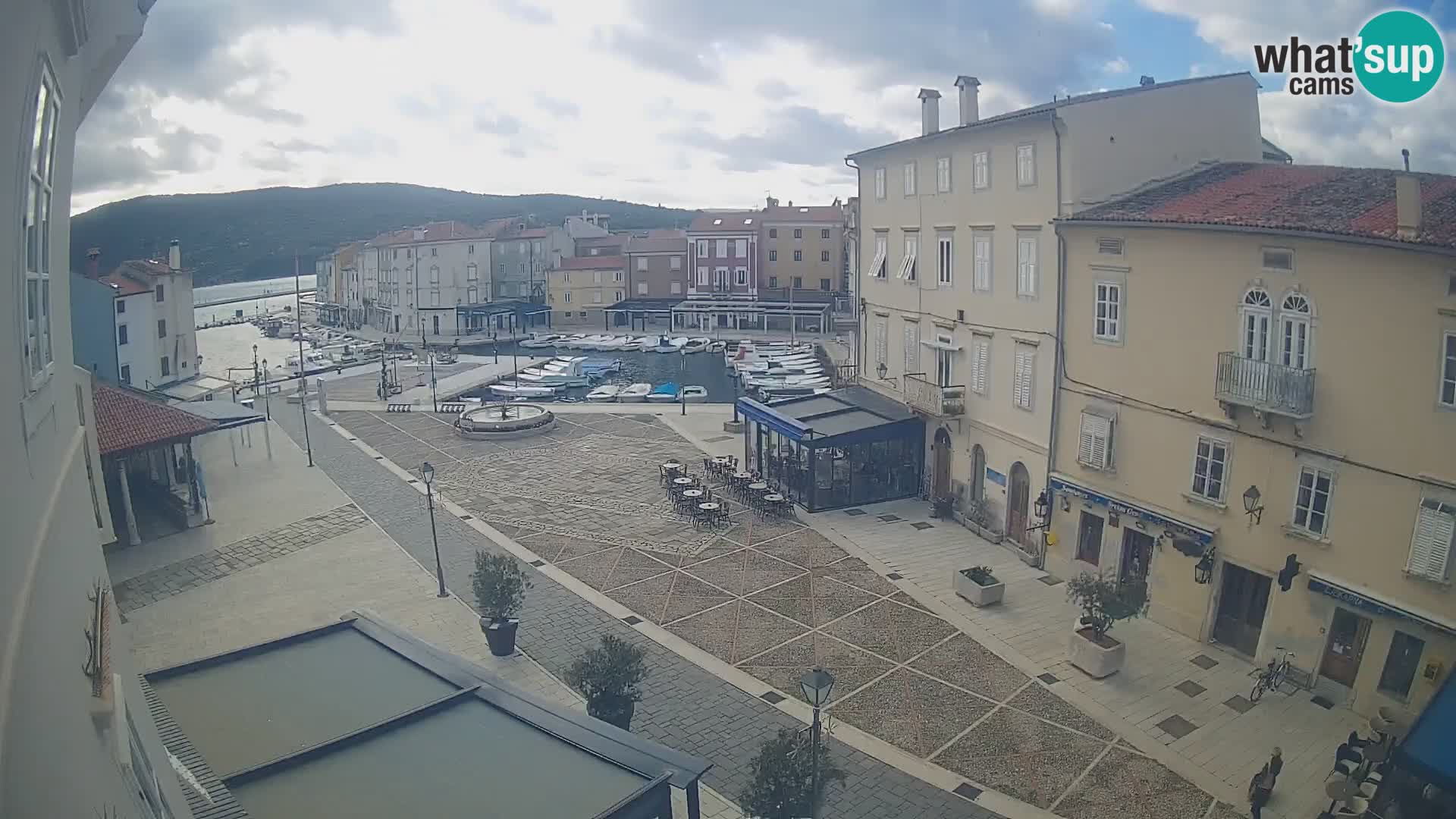 V ŽIVO spletna kamera Cres mesto – glavni trg in “mandrač” – otok Cres – Hrvaška