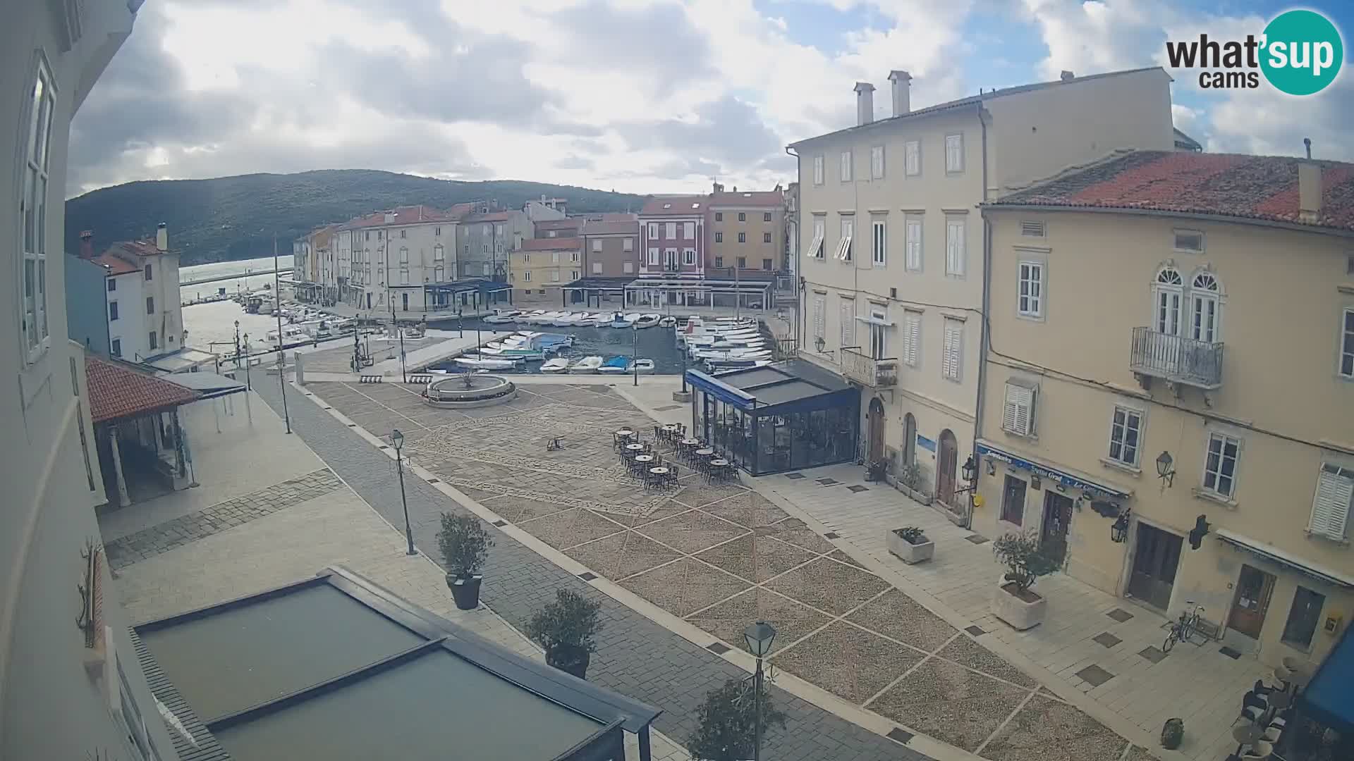 Cámara en vivo ciudad de Cres – plaza principal y “mandrač” – isla de Cres – Croacia