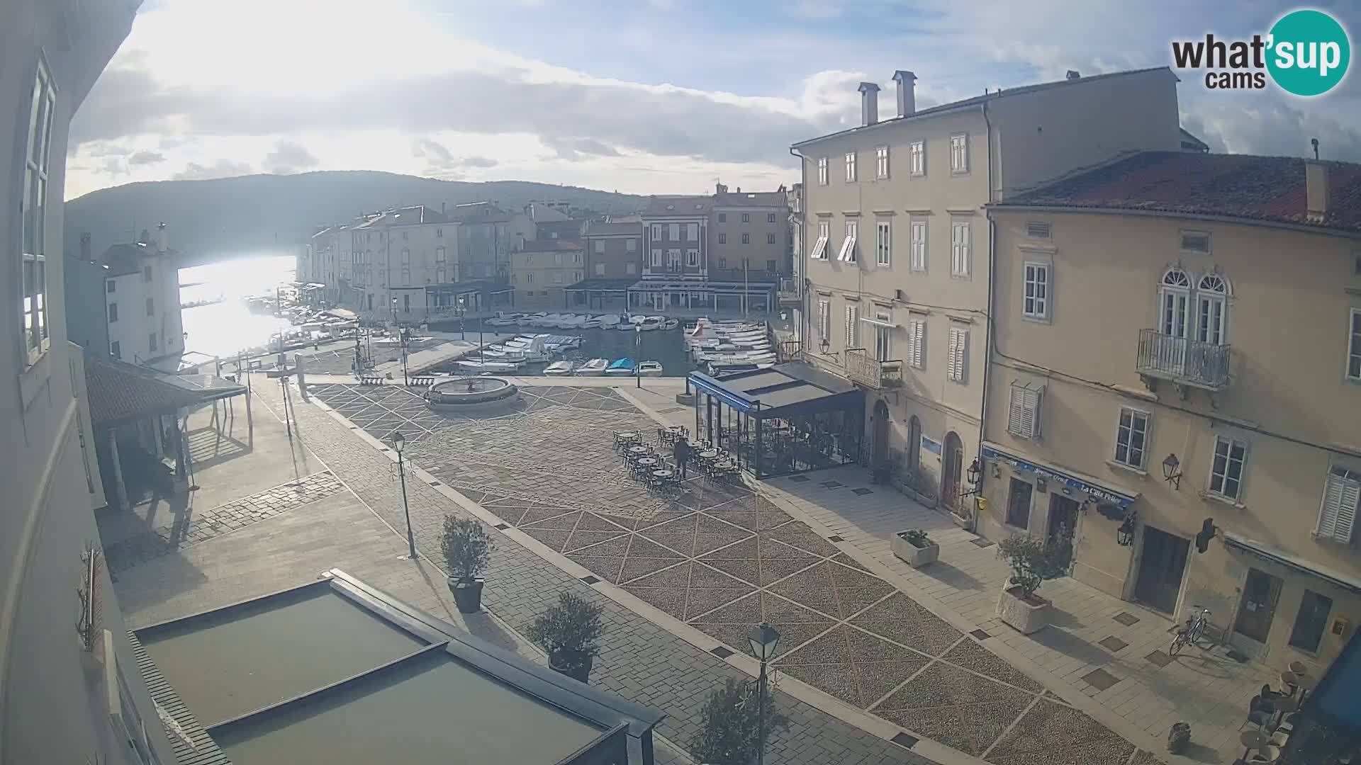 LIVE cam Cres città – piazza principale e “mandrač” – isola di Cherso – Croazia