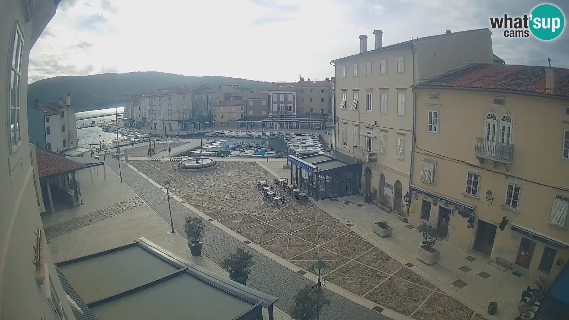 LIVE cam Cres città – piazza principale e “mandrač” – isola di Cherso – Croazia