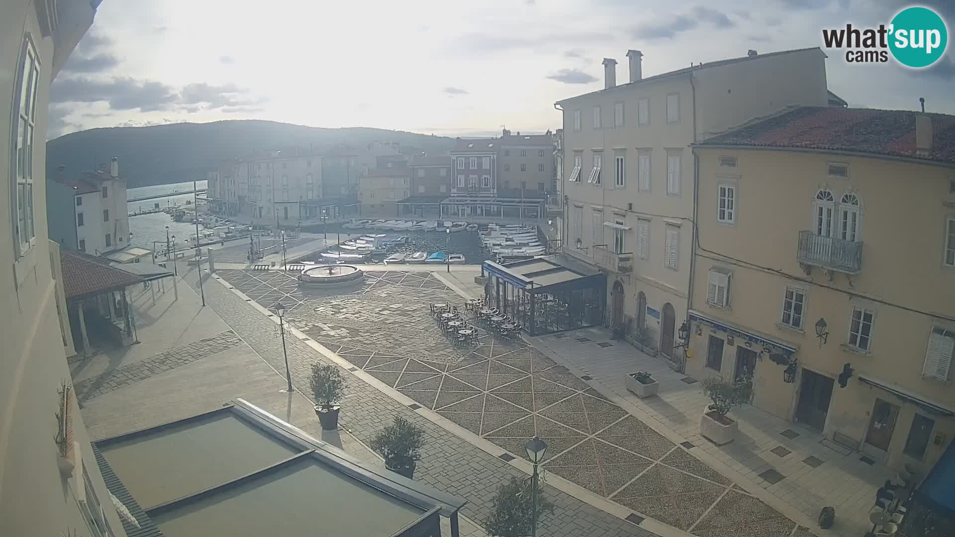 Cámara en vivo ciudad de Cres – plaza principal y “mandrač” – isla de Cres – Croacia