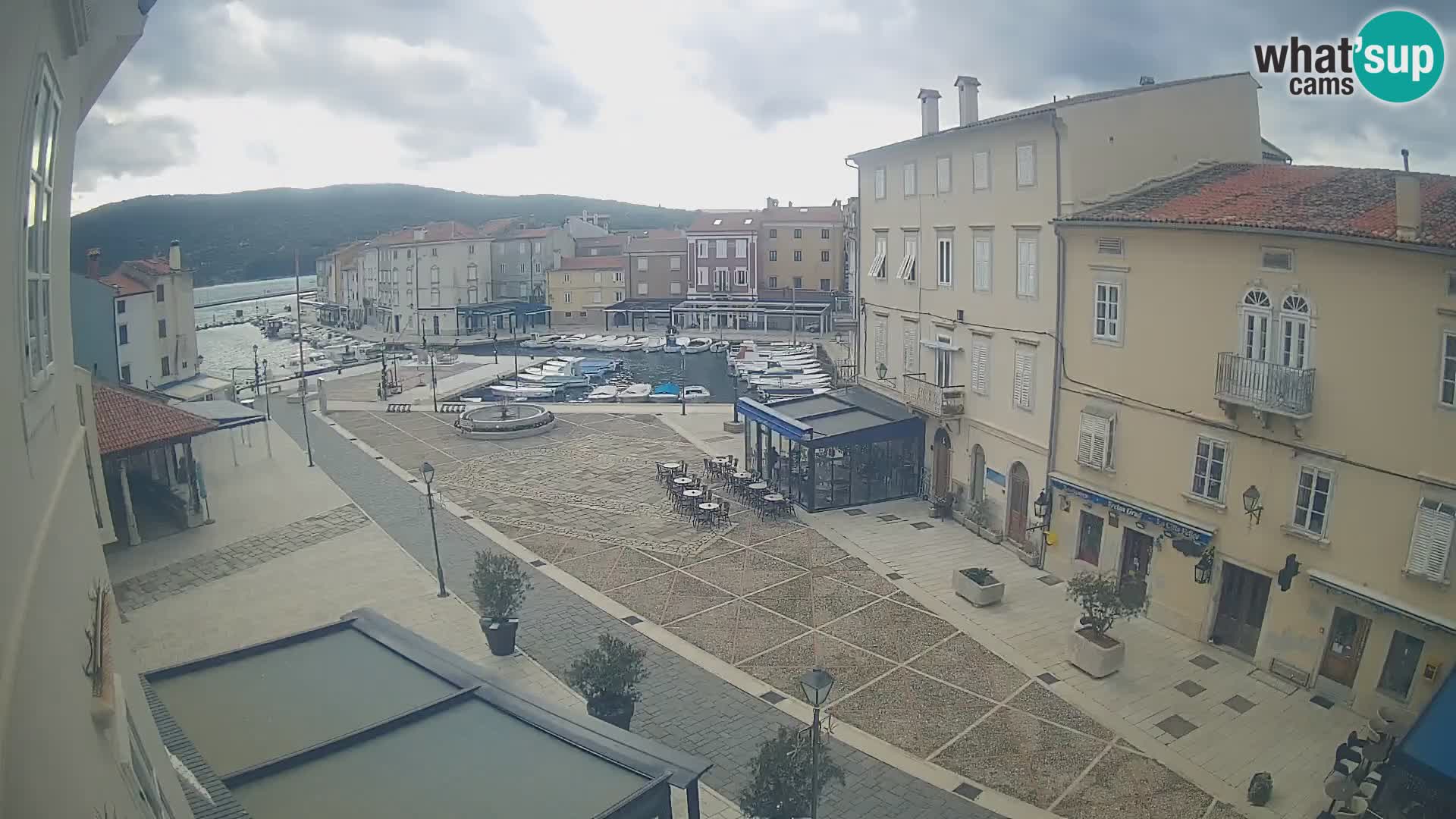 Kamera v ŽIVO Cres mesto – glavni trg in “mandrač” – otok Cres – Hrvaška