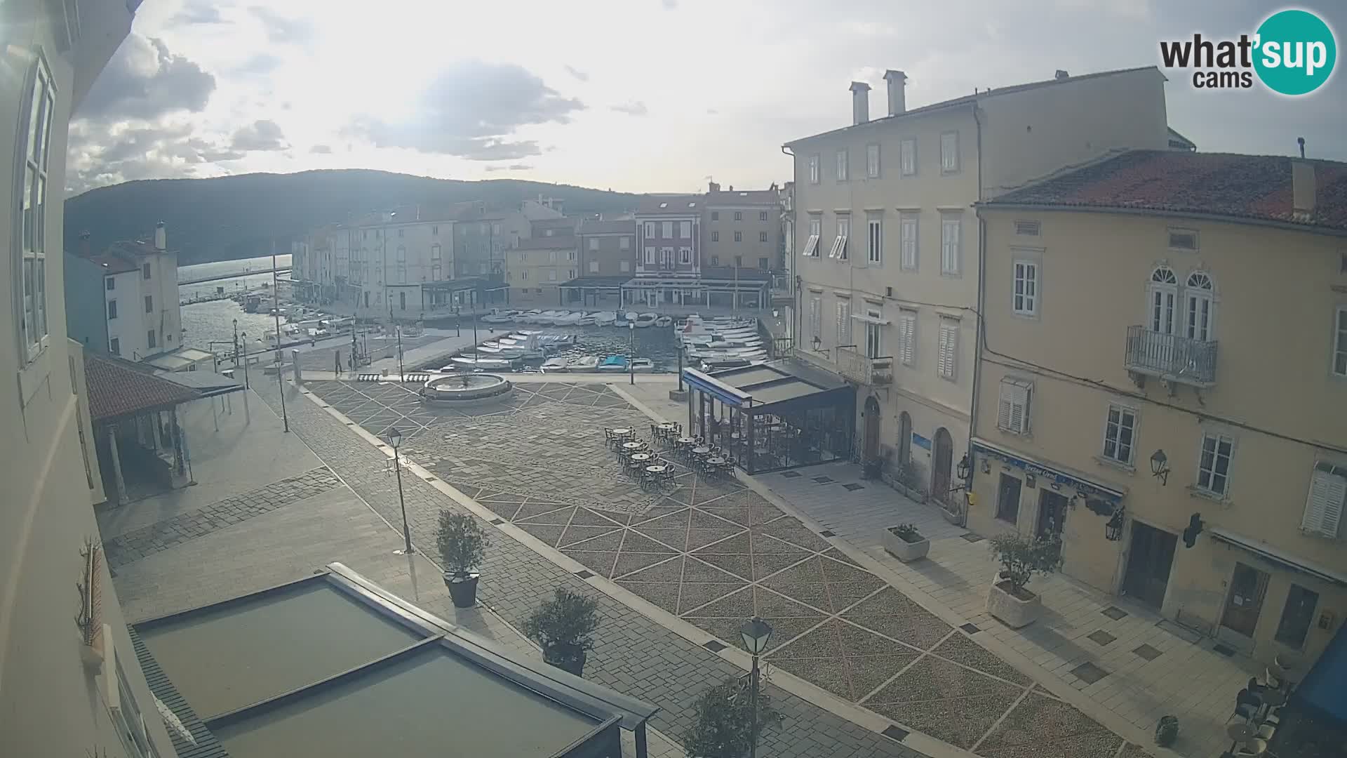 LIVE cam Cres city – place principale et “mandrač” – île de Cres – Croatie