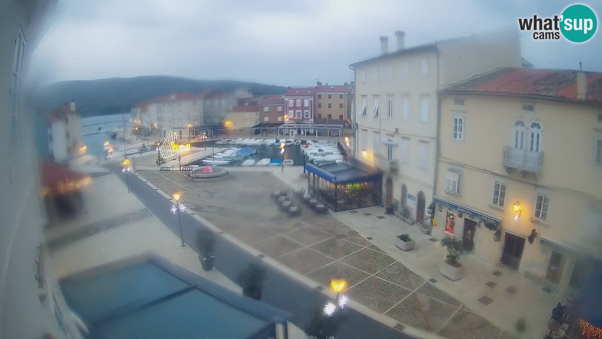 LIVE cam Cres città – piazza principale e “mandrač” – isola di Cherso – Croazia