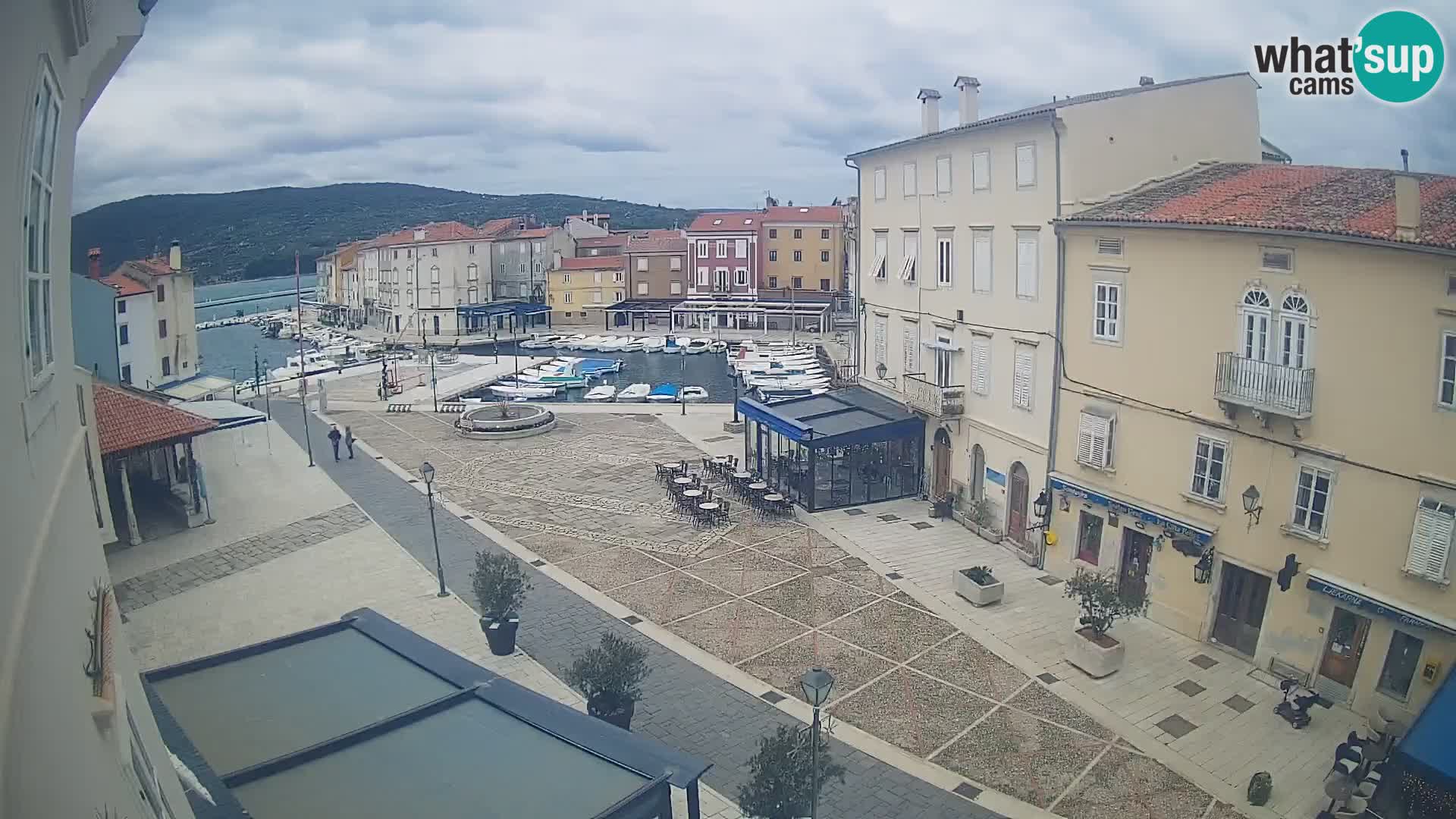 Cámara en vivo ciudad de Cres – plaza principal y “mandrač” – isla de Cres – Croacia