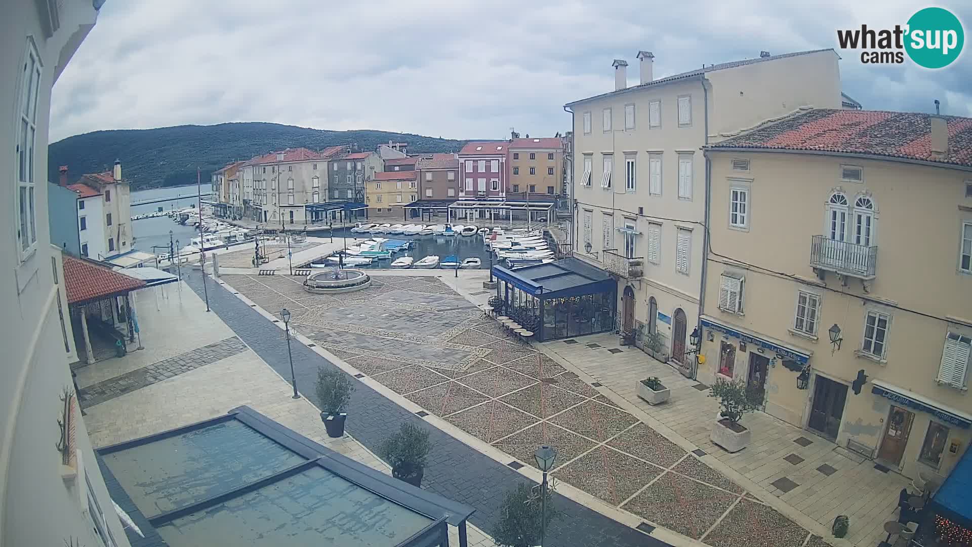 V ŽIVO spletna kamera Cres mesto – glavni trg in “mandrač” – otok Cres – Hrvaška