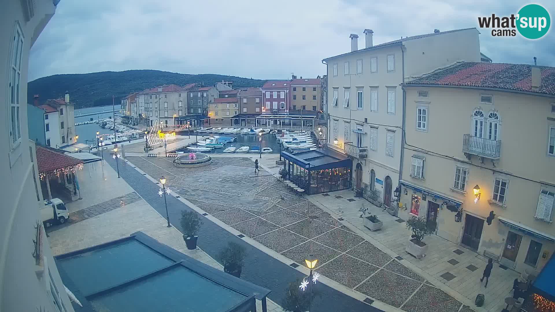 Kamera v ŽIVO Cres mesto – glavni trg in “mandrač” – otok Cres – Hrvaška