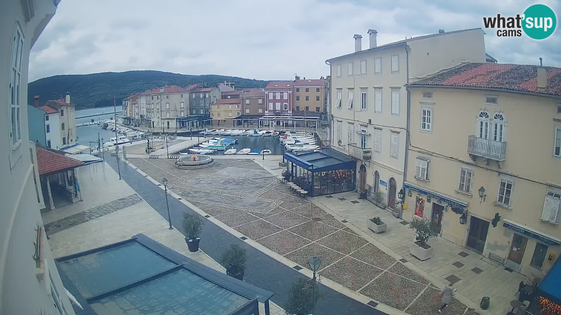 Cámara en vivo ciudad de Cres – plaza principal y “mandrač” – isla de Cres – Croacia