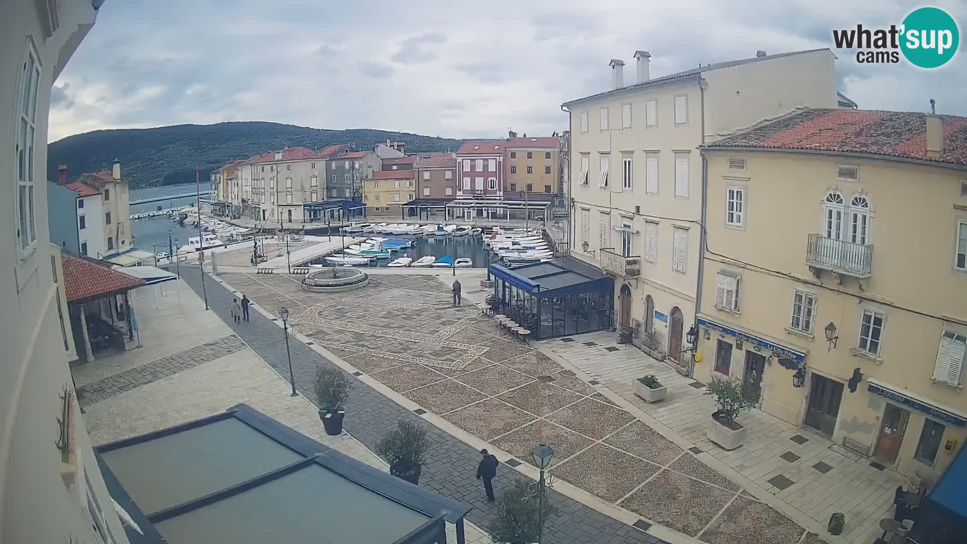 LIVE cam Cres city – place principale et “mandrač” – île de Cres – Croatie