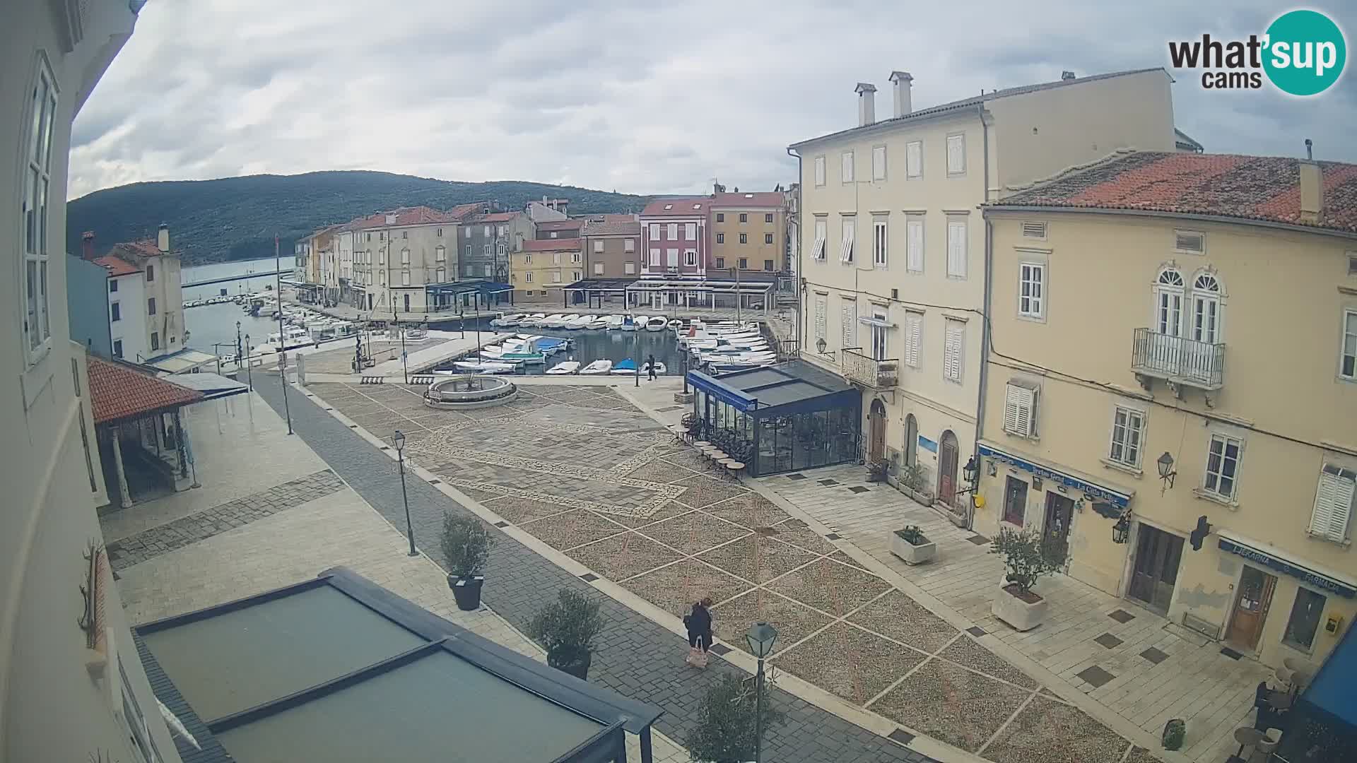 LIVE cam Cres city – place principale et “mandrač” – île de Cres – Croatie