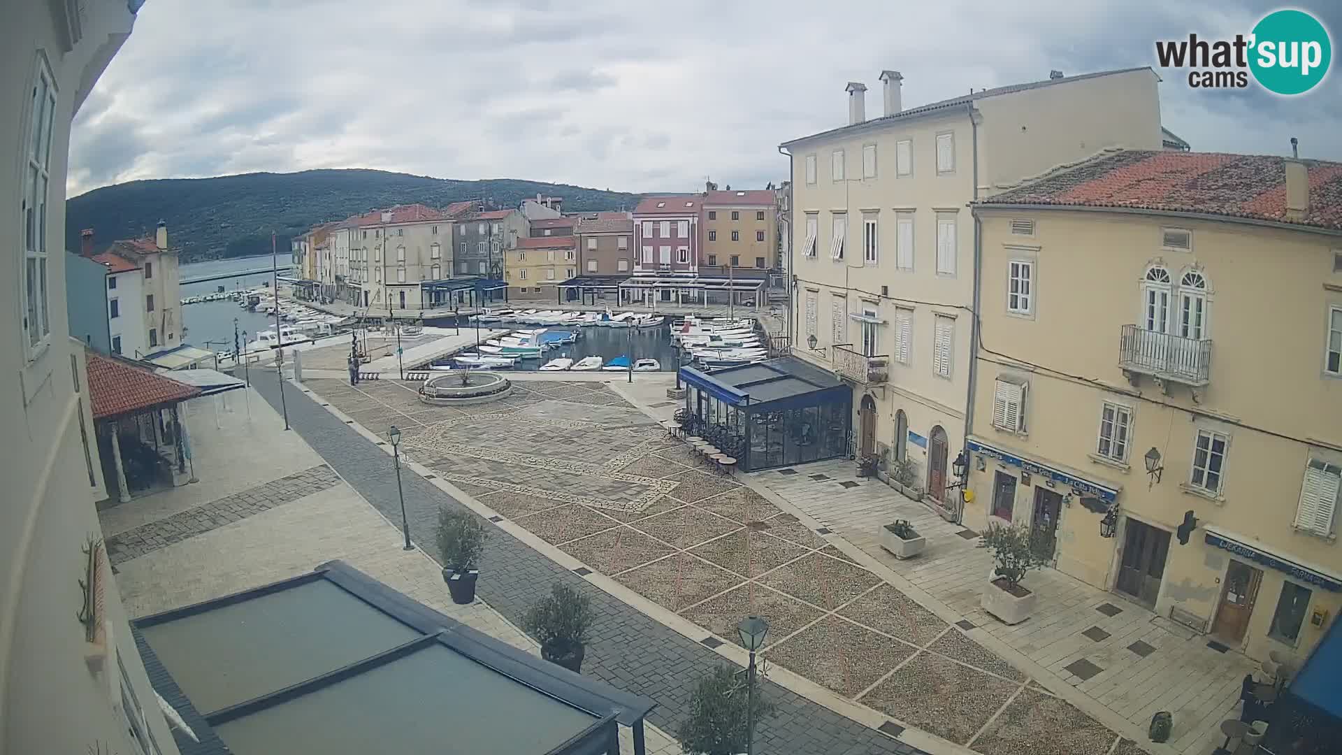 LIVE cam Cres city – place principale et “mandrač” – île de Cres – Croatie