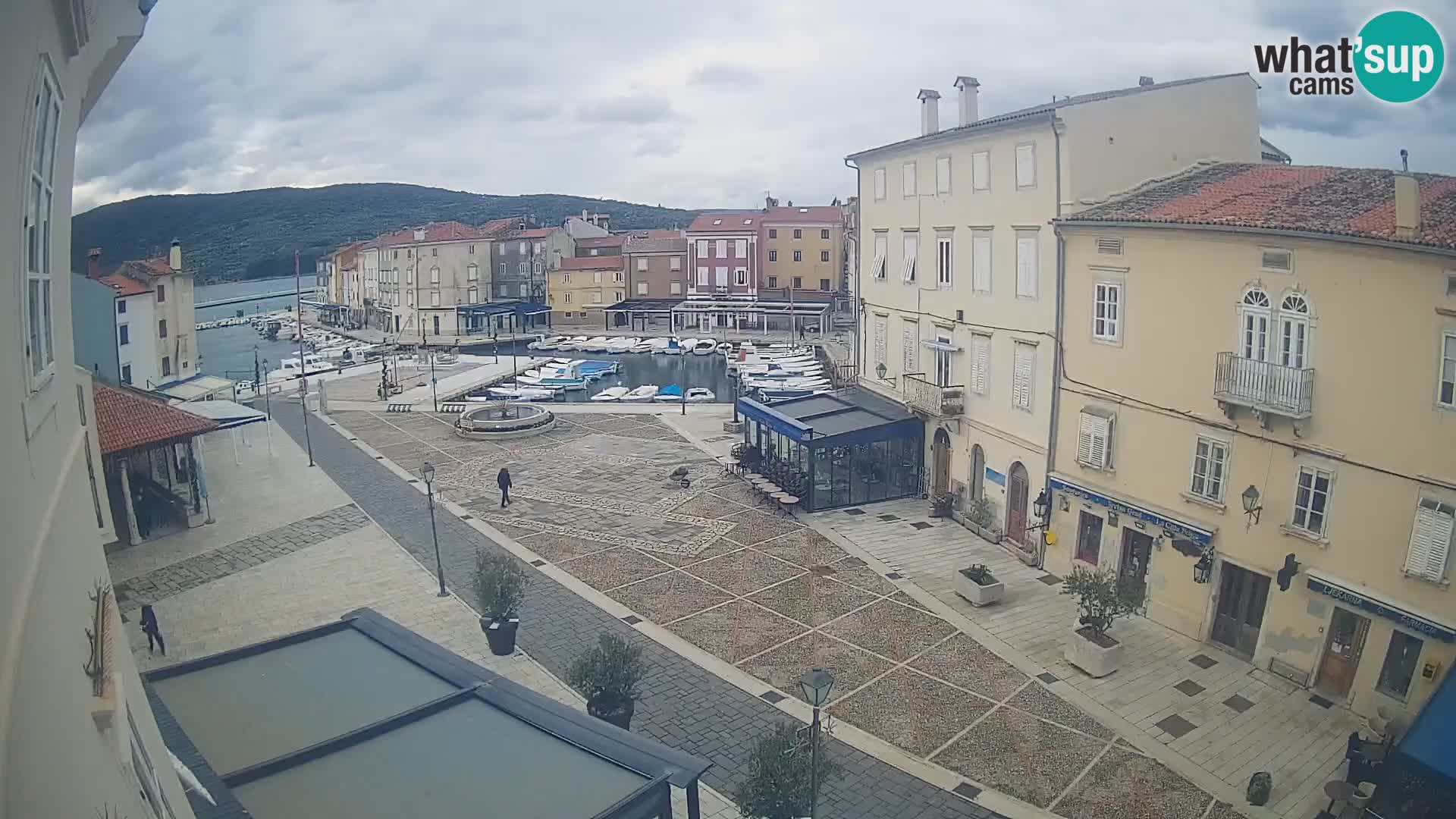 Kamera v ŽIVO Cres mesto – glavni trg in “mandrač” – otok Cres – Hrvaška