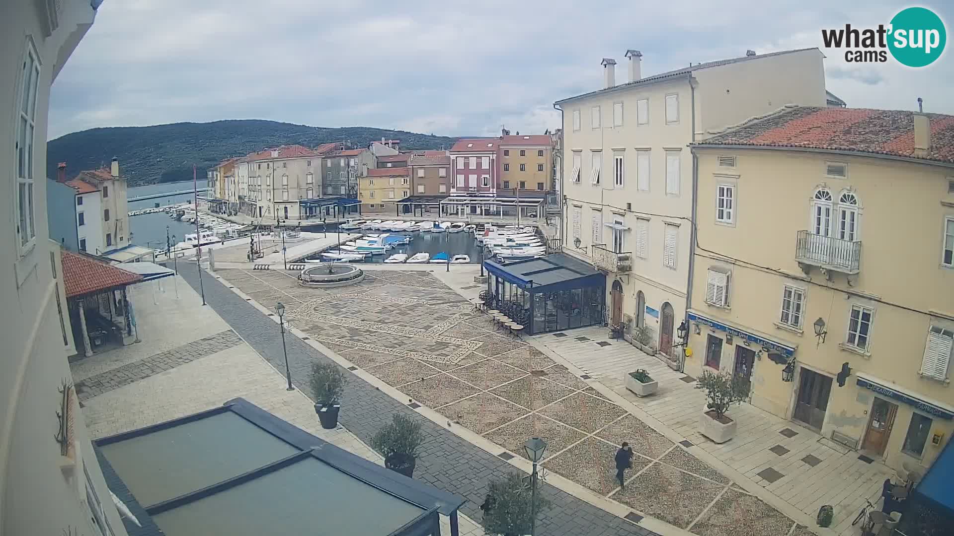 Kamera v ŽIVO Cres mesto – glavni trg in “mandrač” – otok Cres – Hrvaška