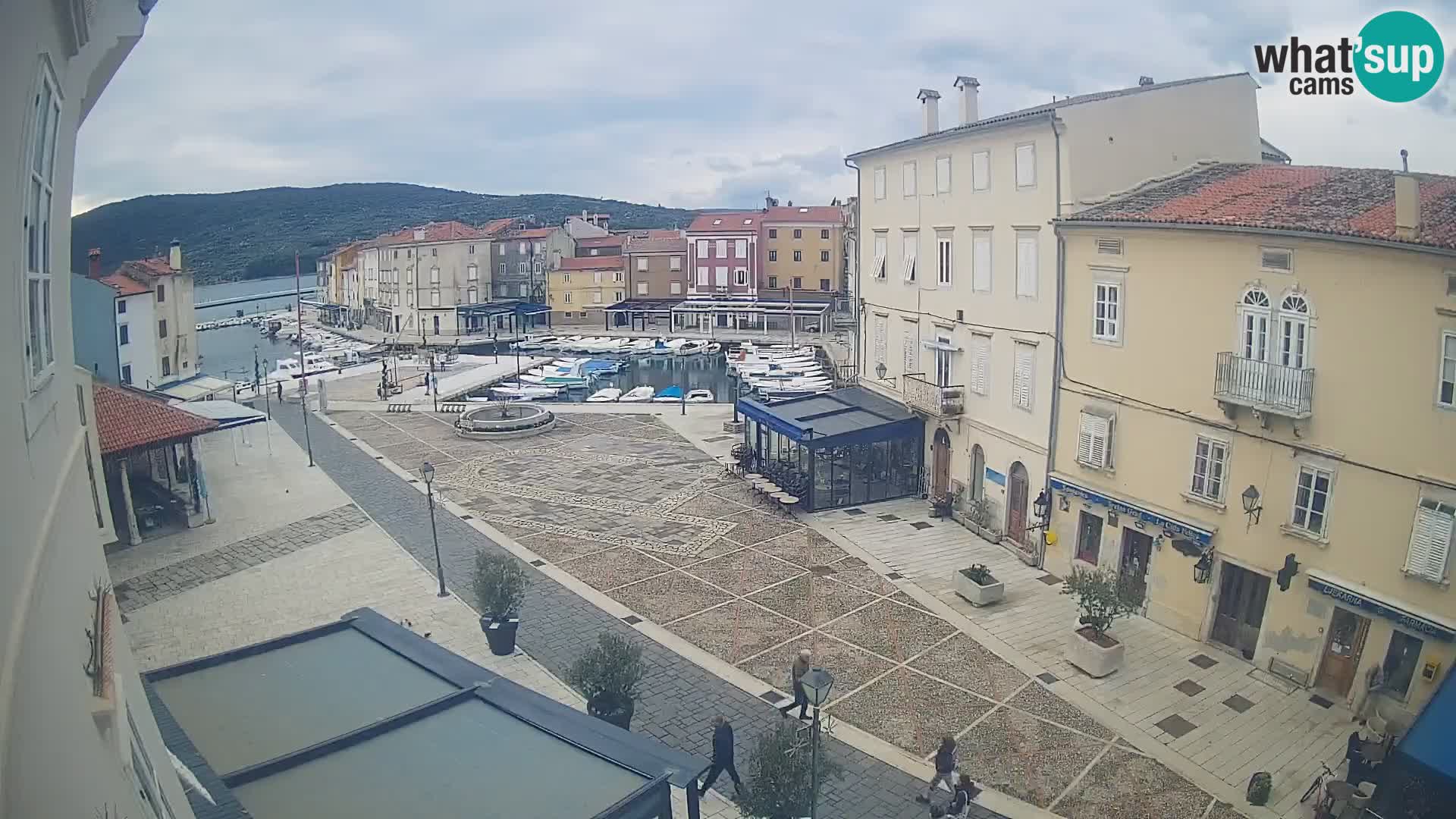 V ŽIVO spletna kamera Cres mesto – glavni trg in “mandrač” – otok Cres – Hrvaška