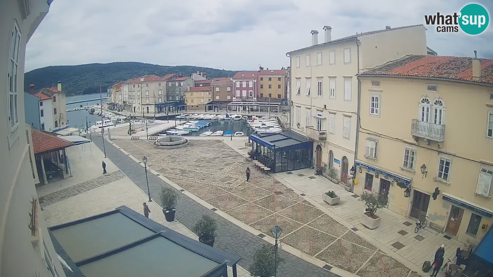 Web kamera Grad Cres – glavni trg i “mandrač” – otok Cres