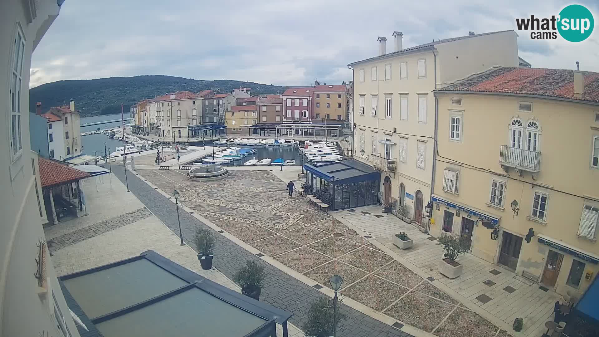 LIVE cam Cres city – place principale et “mandrač” – île de Cres – Croatie