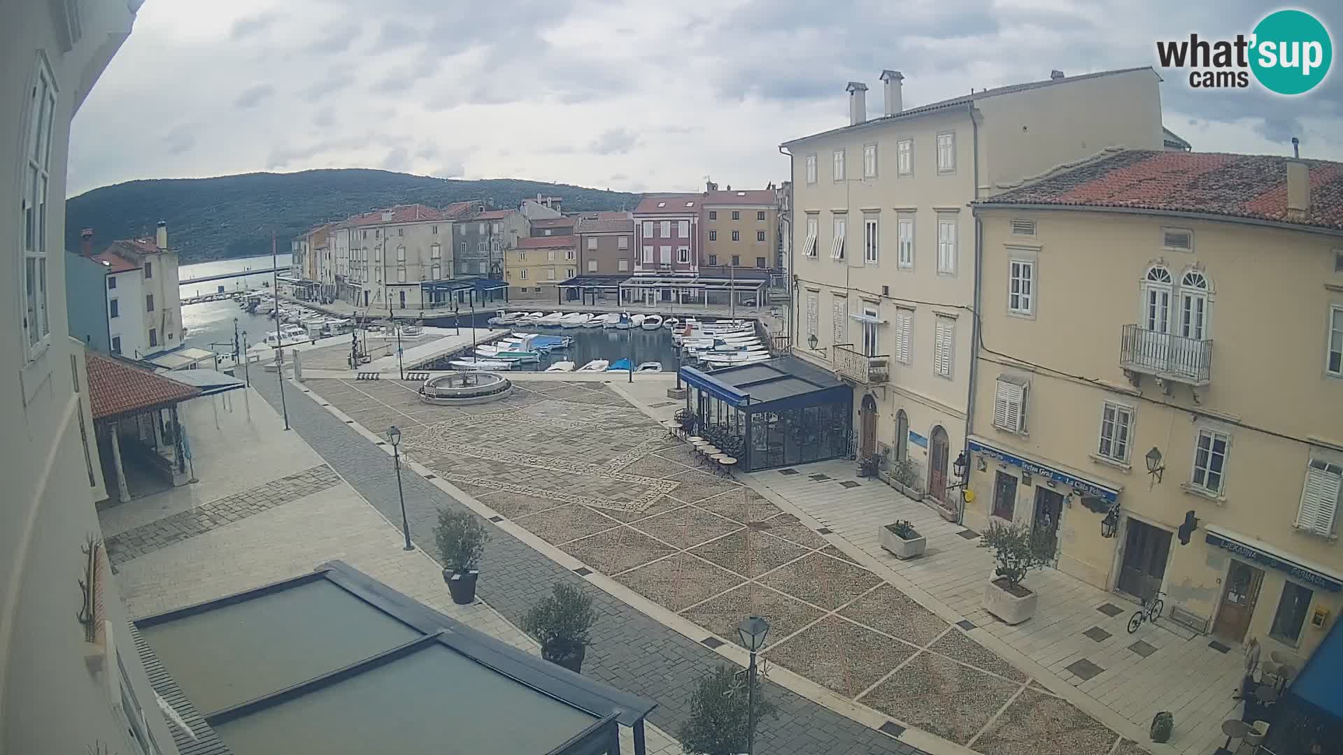 LIVE cam Cres city – place principale et “mandrač” – île de Cres – Croatie