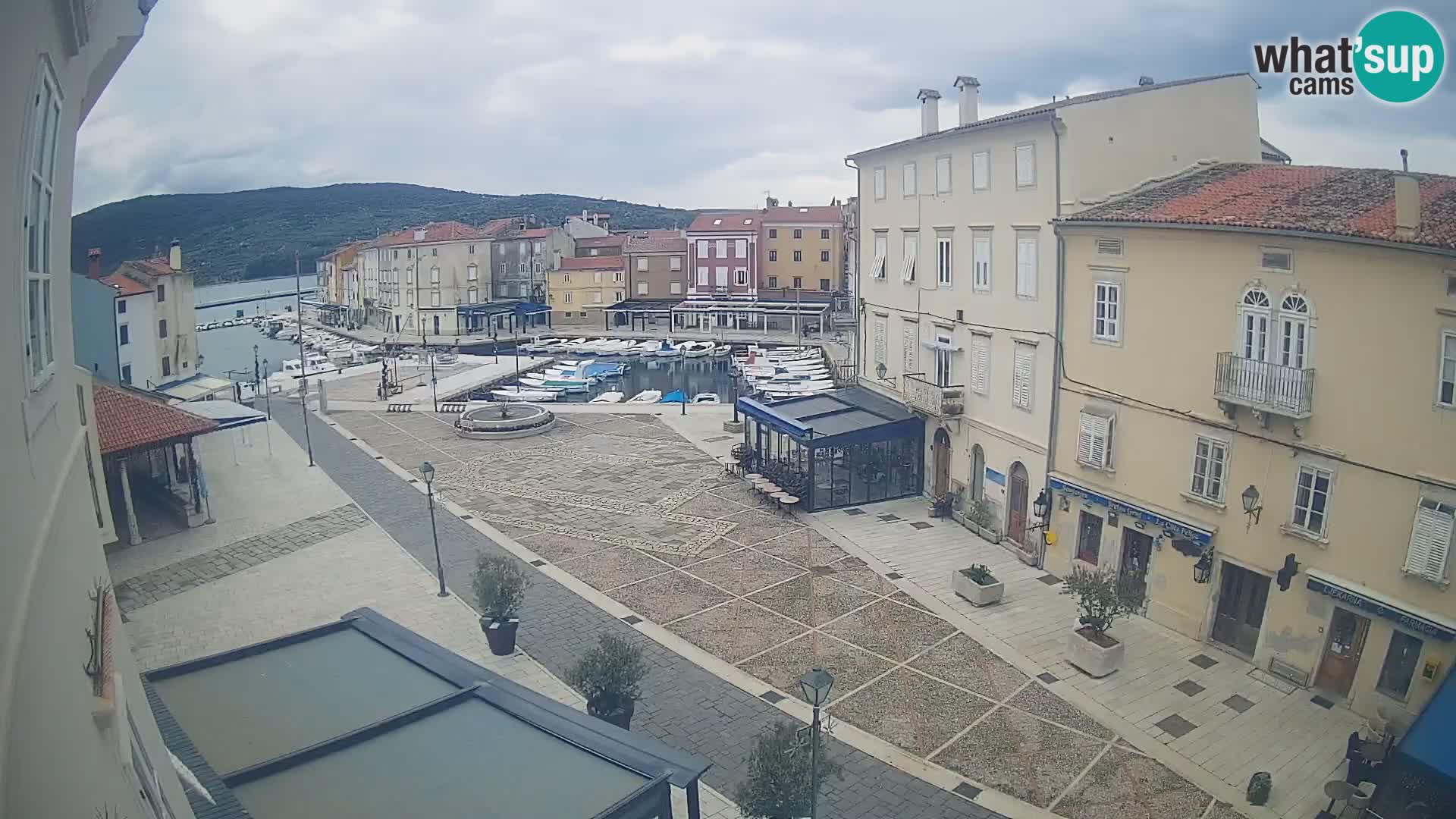 LIVE cam Cres city – place principale et “mandrač” – île de Cres – Croatie