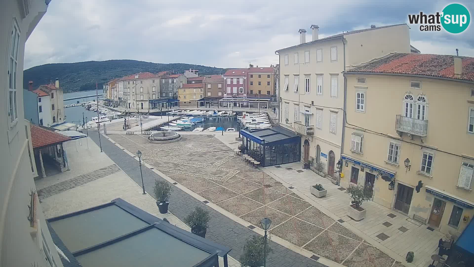 LIVE cam Cres city – place principale et “mandrač” – île de Cres – Croatie