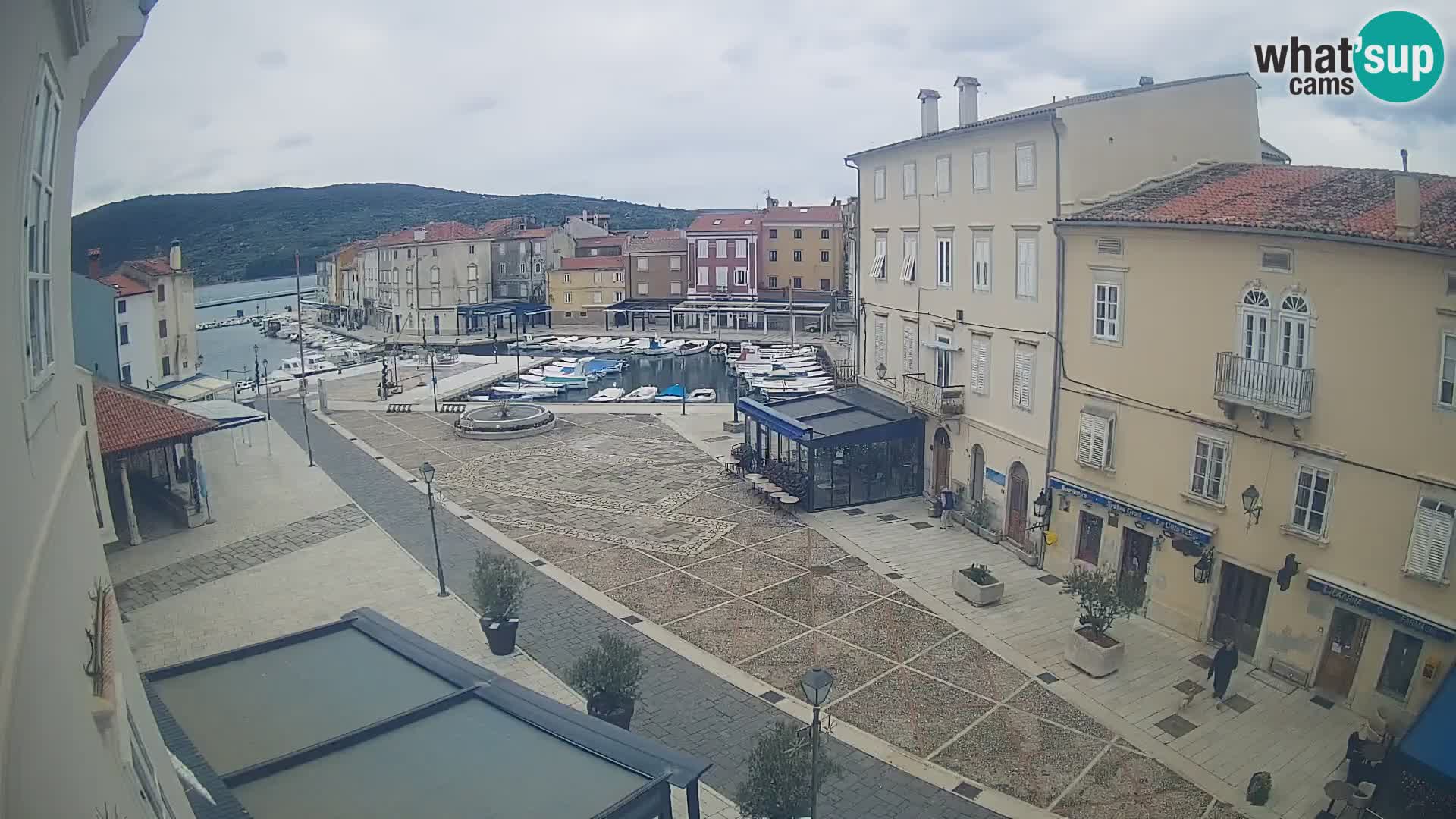 LIVE cam Cres city – place principale et “mandrač” – île de Cres – Croatie