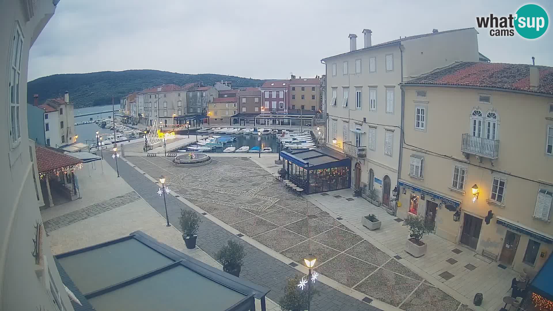 LIVE cam Cres city – place principale et “mandrač” – île de Cres – Croatie