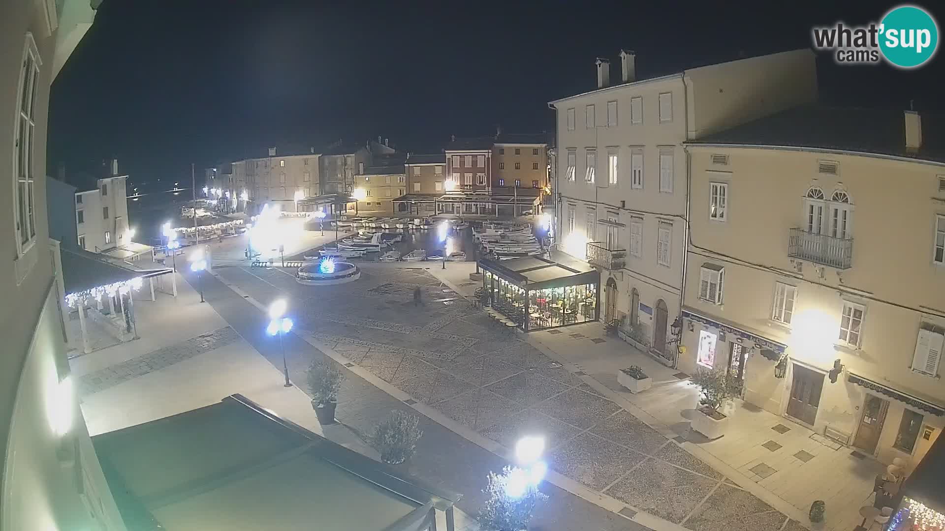 LIVE cam Cres city – place principale et “mandrač” – île de Cres – Croatie